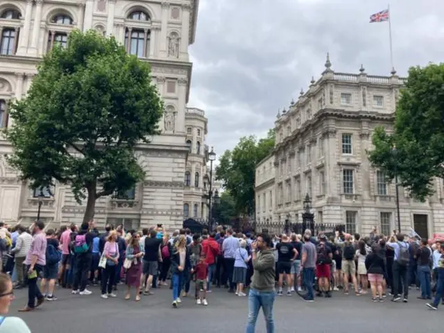 ንመግለጺ ቀዳማይ ሚኒስተር ቦሪስ ንምስማዕ ኣብ ፊት ቤት ጽሕፈቱ (10 ዳውኒን ስትሪት) ዝተ ኣከቡ ሰባት