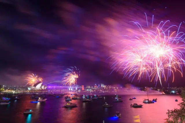 Australians Celebrate New Year's Eve 2021 SYDNEY, AUSTRALIA - JANUARY 01: Fireworks are seen over Sydney harbour during New Year's Eve celebrations on January 01, 2022 in Sydney, Australia. New Year's Eve celebrations continue to be somewhat different as some COVID-19 restrictions remain in place due to the ongoing coronavirus pandemic. (Photo by Wendell Teodoro/Getty Images)
