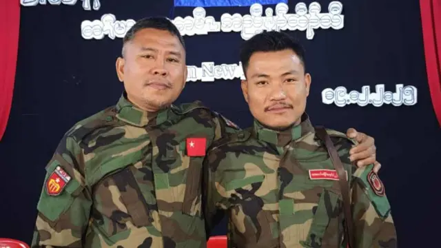 စစ်ဝတ်စုံဝတ်ထားပြီး ပုခုံးဖက်ဓာတ်ပုံရိုက်နေတဲ့ ဗျူဟာမှူး စောဒါးကို(ကိုဘိတ်)၊ တပ်ရင်းမှူး မင်းသားကြီး။ နောက်ခံကတော့ ကရင်အလံနဲ့ နှစ်သစ်ကူးအခမ်းအနားအတွက် ဆင်ထားတဲ့ နောက်ခံဖြစ်ပါတယ် 