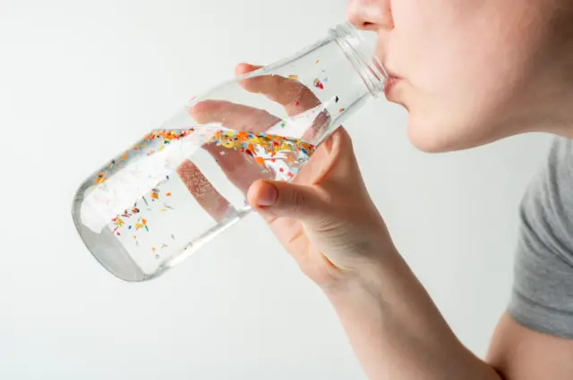 Ilustrasi air dalam botol yang terkontaminasi.
