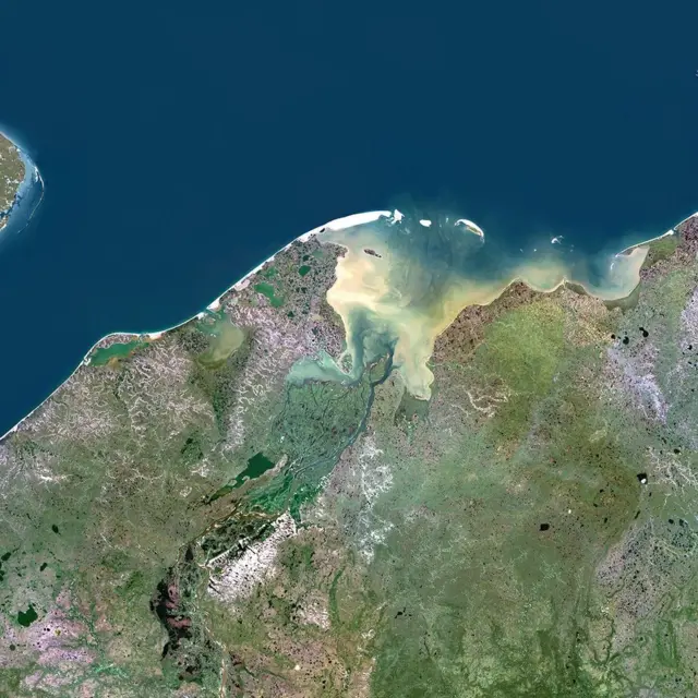 Peçora nehrinin okyanusa döküldüğü noktayı gösteren uydu görüntüsü