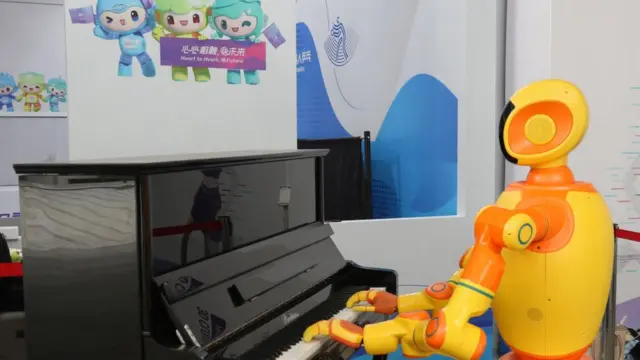9月12日,一个机器人在杭州亚运村弹钢琴