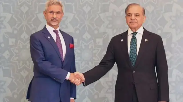ইসলামাবাদে এসসিও সম্মেলনে ভারতের পররাষ্ট্রমন্ত্রী এস জয়শঙ্করের সঙ্গে পাকিস্তানের প্রধানমন্ত্রী শাহবাজ শরিফ।