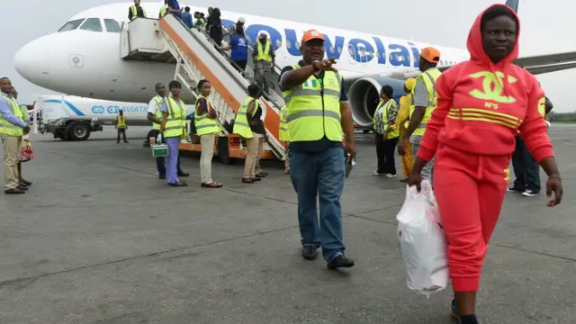 Awọn eeyan kan n sọ kalẹ ninu baluu kan