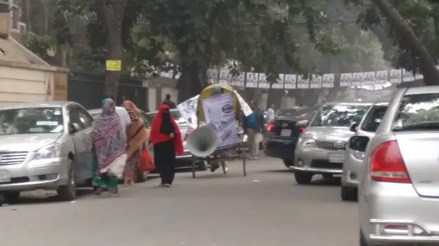 কান ফাটানো উচ্চ শব্দে মাইক বাজিয়ে আবাসিক এলাকায় প্রচারণা।