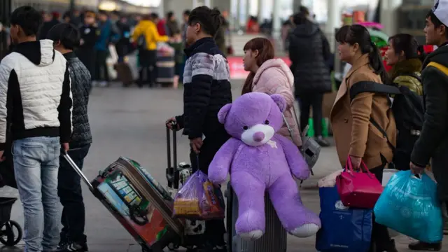 春节团圆是华人世界的大事。图为中国一处火车站前民众等待返乡。