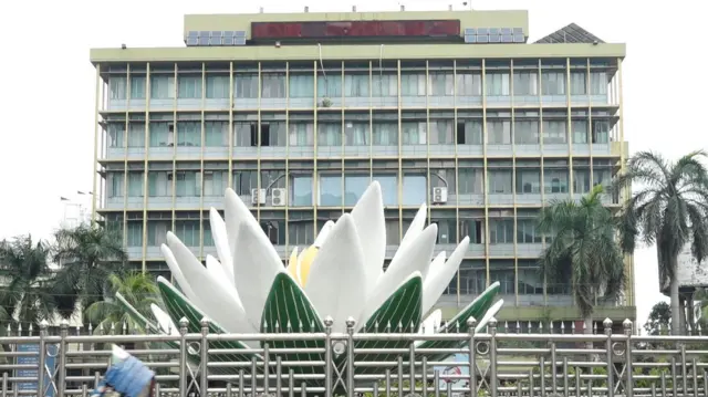 একসময় ডলারের দাম নির্ধারণ করত বাংলাদেশ ব্যাংক। এখন বাংলাদেশ ব্যাংক সেটার দায়িত্ব দিয়েছে বাফেদা ও এবিবি নামে দুটি সংস্থাকে। 