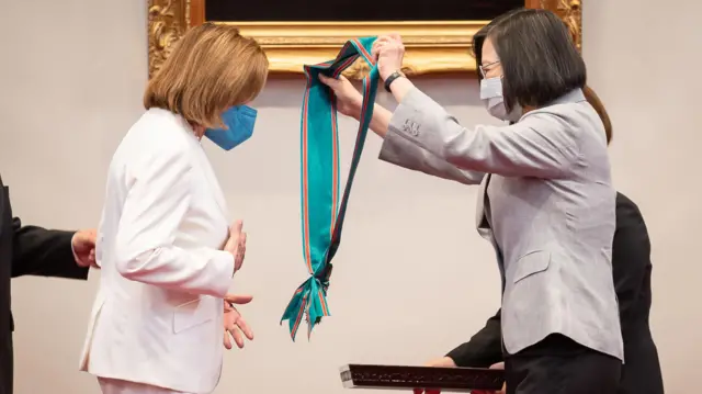 2022년 대만을 방문한 낸시 펠로시(왼쪽) 전 하원의장이 차이 총통으로부터 ‘특종대수경운’ 훈장을 받는 모습