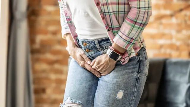 Mujer con deseos de orinar