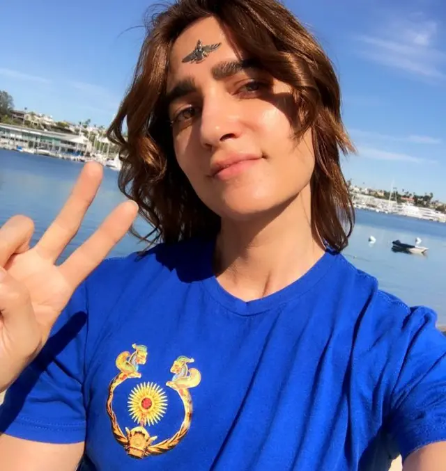 سرین کورتیس که در صفحات مجازی فارسی خودش را «سرین بدیعی» معرفی می‌کرد، خود را از بازمانده‌گان شاهان ساسانی می‌دانست و لقب «شاهزاده سرین» را به خود داده بود