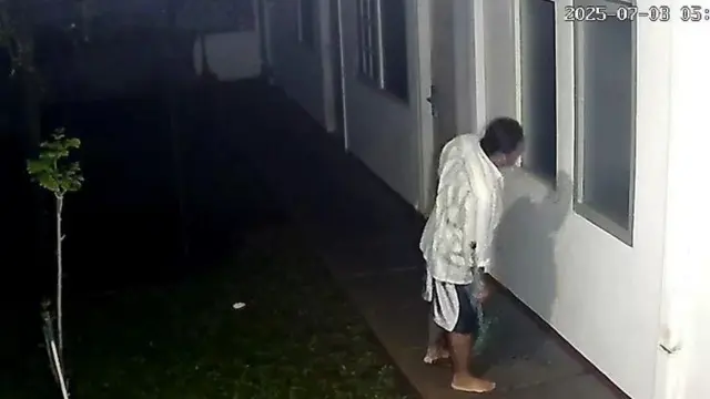 Penjaga kos sempat mondar-mandir di depan kamar kos ADP (39), pada Selasa (08/07). Diplomat Kementerian Luar Negeri (Kemlu) itu ditemukan tewas dengan kepala terlilit lakban.