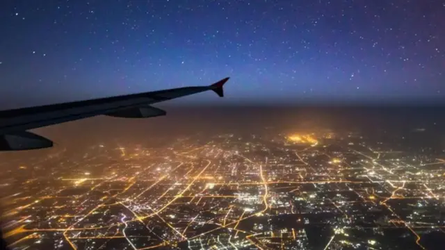 طائرة في الجو