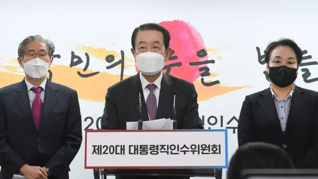 박주선 대통령취임준비위원장이 3일 오후 서울 종로구 통의동 인수위원회 브리핑룸에서 '대통령 취임식 국민초청' 관련 브리핑을 하고 있다