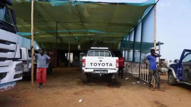 ኣብቲ ጋራጅ ዝሰርሑ ሸቃሎ