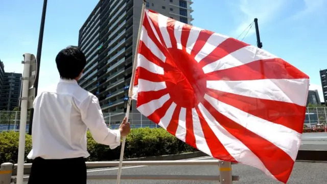 Membro do grupojogos de cassino para ganhar dinheiroextrema direita japonesa segura uma bandeira do Sol Nascentejogos de cassino para ganhar dinheirofrente ao prédio que hospeda a equipe olímpica sul-coreana na Vila Olímpicajogos de cassino para ganhar dinheiroTóquio, no Japão,jogos de cassino para ganhar dinheiro16jogos de cassino para ganhar dinheirojulhojogos de cassino para ganhar dinheiro2021