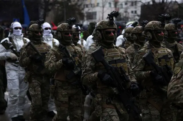 Pripadnici Kosovskih bezbednosnih snaga marširaju na paradi tokom proslave 18. godišnjice nezavisnosti Kosova u Prištini