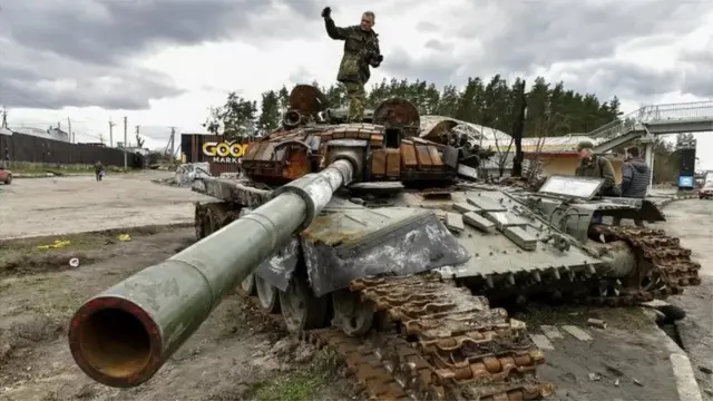 యుక్రెయిన్ మీద యుద్ధం కారణంగా రష్యాపై పాశ్చాత్యదేశాలు ఆంక్షలు విధించాయి