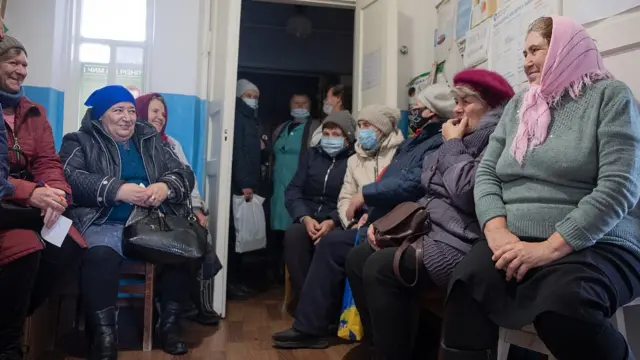 Mujeres mayores en la sala de espera de una de las clínicas móviles de MSF en Járkiv