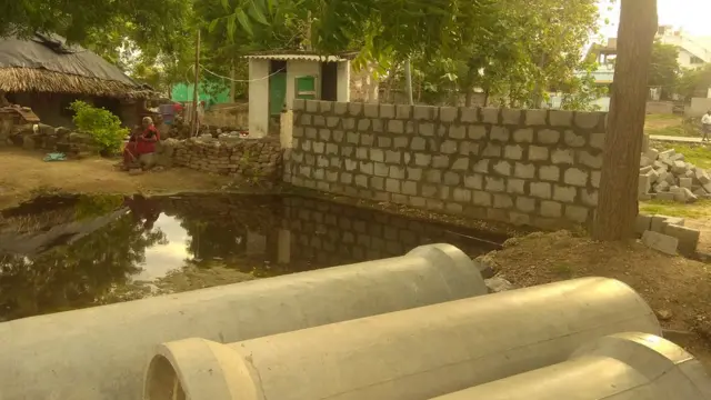 గోడ వద్ద నిలిచిపోయిన నీరు