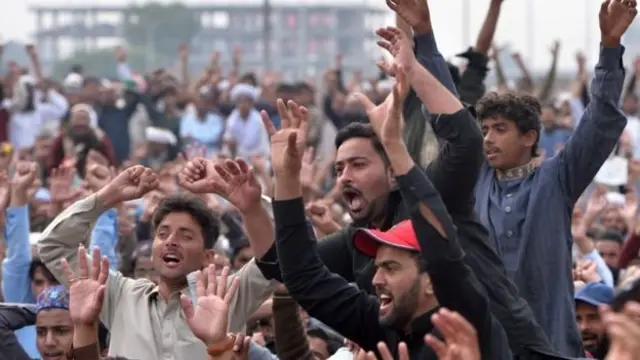 लेफ्टिनेंट जनरल फैज़ हमीद पर राजनीतिक मामलों में हस्तक्षेप करने के आरोप हैं