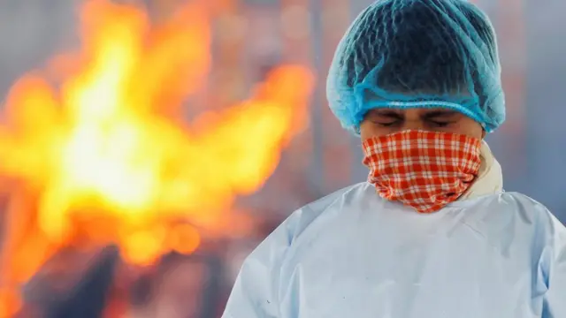 صبي في جنازة والده في دلهي