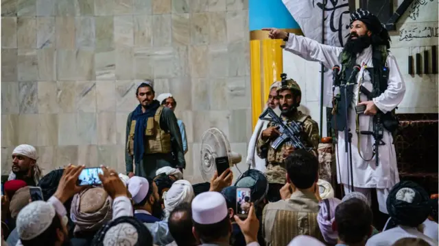 આ તસવીર 20 ઑગસ્ટ 2021, કાબુલની છે. તસવીરમાં છે એ હક્કાની નેટવર્કના કદાવર નેતા ખલીલ-અલ-રહેમાન છે. ખલીલ-અલ-રહેમાનને અમેરિકાએ ચરમપંથી ઘોષિત કરીને પાંચ લાખ ડૉલરનું ઇમાન જાહેર કર્યું હતું. અફઘાનિસ્તાનમાં ફરીથી તાલિબાનની આણ પછી ખલીલ પુલ-એ-ખિસ્તી મસ્જિદમાં શુક્રવારની નમાજ નિમિત્તે ભાષણ આપે છે.