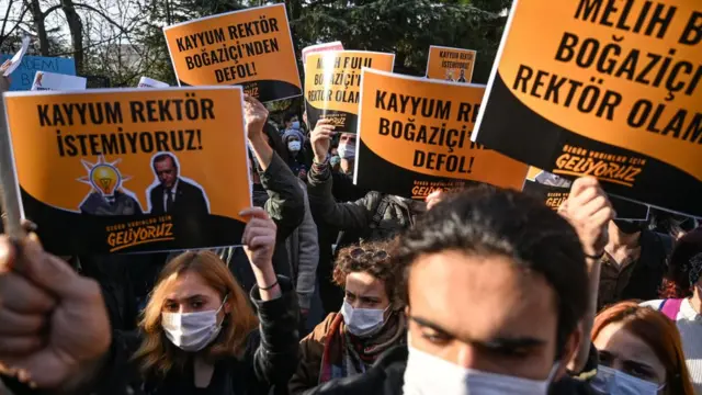 Öğrenciler Bulu'yu "kayyum rektör" olarak nitelendiriyor