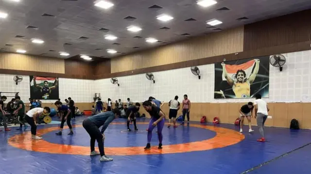 છોટુરામ અખાડામાં સાક્ષી મલિકની તસવીર લાગેલી છે