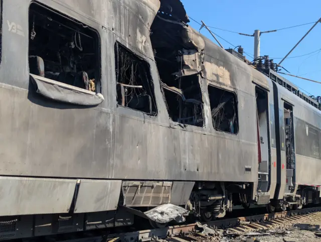 поврежденный поезд