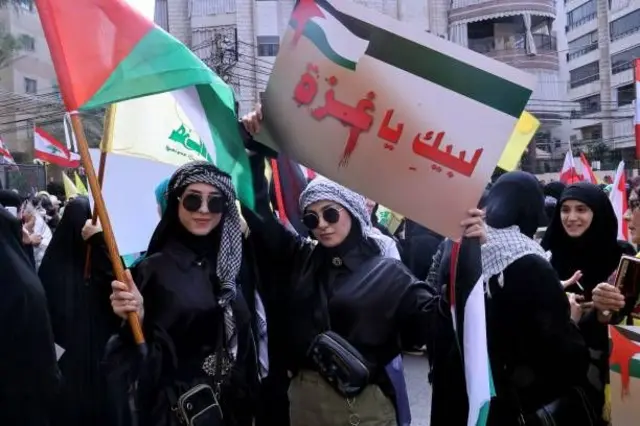 نساء يحملن الأعلام.