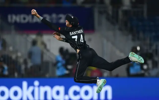 নিউজিল্যান্ডের মিচেল স্যান্টনার চার ম্যাচে ১১ উইকেট নিয়ে টুর্নামেন্টের সব বোলারদের মধ্যে এগিয়ে আছেন