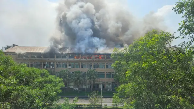 Salah satu gedung di kampus National Dong Hwa University di Hualien dilanda kebakaran setelah gempa mengguncang. 