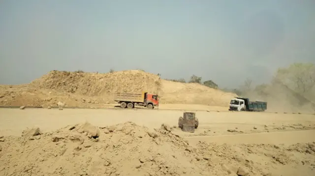 निर्माणाधीन सडक खण्ड 