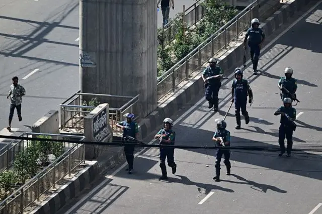 రబ్బర్ బుల్లెట్లు కాల్చుతున్న పోలీసులు