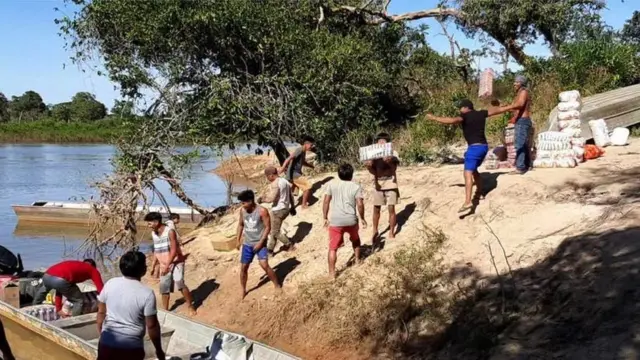 La nourriture et les autres fournitures sont livrées au village d'Ipatse par bateau.