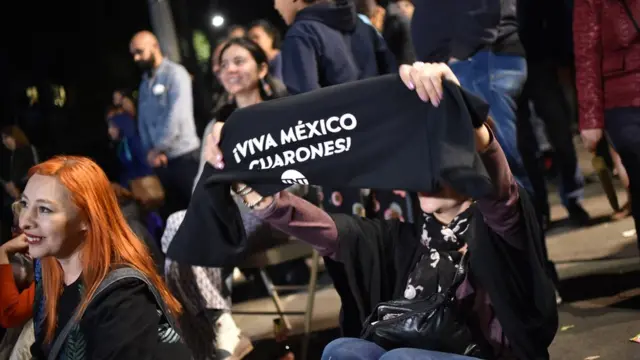 Vecino de la colonia Roma siguen los Oscar en pantallas gigantes