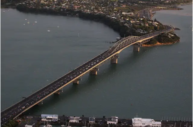 奧克蘭因交通繁忙而聞名,但其基礎設施在持續改善。