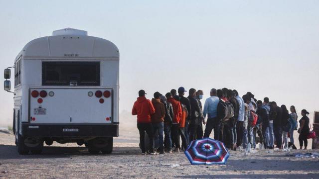 Un autobús de la patrulla fronteriza de EE.UU. lleva a los migrantes a un centro de procesamiento