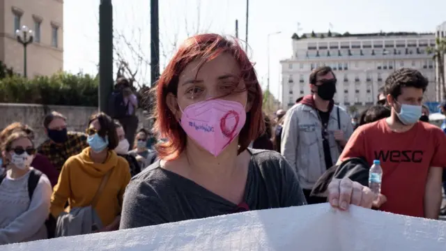 Tasarıya karşı çıkan bir grup 27 Mart'ta parlamento önünde protesto düzenledi.