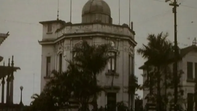 Foto de prédio antigo em meio a árvores