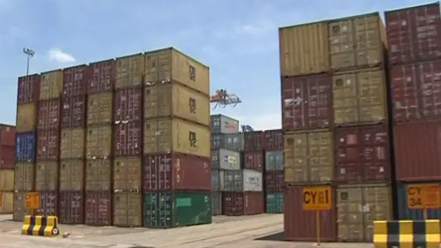పోర్టులోని కంటైనర్లు