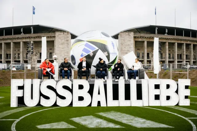 Le Fussballliebe est le ballon officiel de l’UEFA Euro 2024 qui sera utilisé lors de ce tournoi.