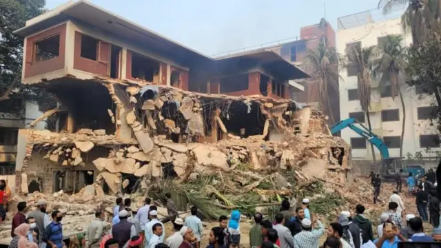 বুলডোজার দিয়ে ভাঙা হচ্ছিলাে ধানমন্ডি ৩২ রােডের বাড়িটি