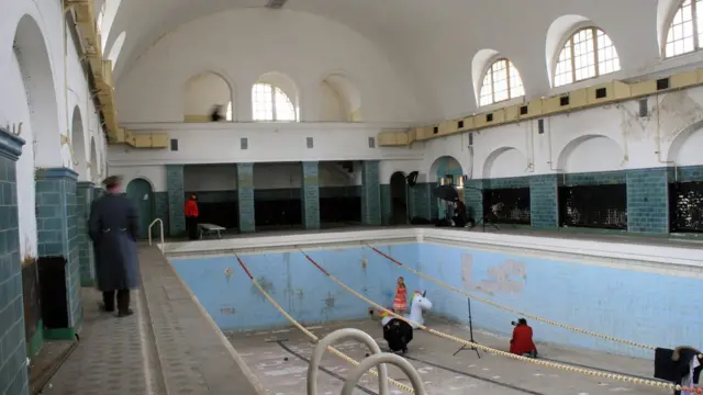 Piscina com azulejos originais da décadacomo criar aposta na galera bet1970 que atualmente é usada para ensaios fotográficos