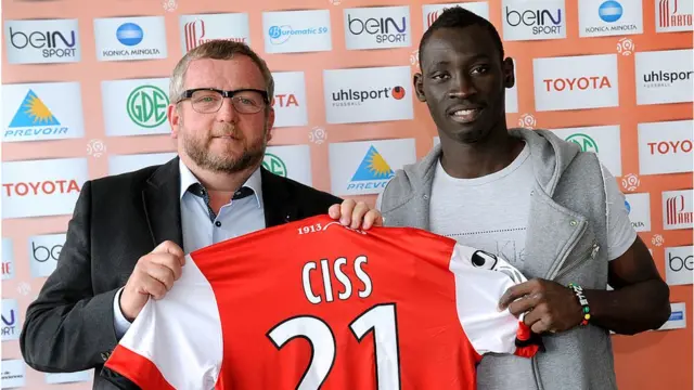 Wacheza soka wa Afrika mara nyingi hupigwa picha wakisaini mikataba ng'ambo, lakini wenzao barani Afrika hawana mikataba