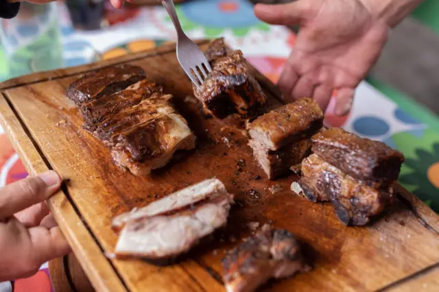 Carne assada sendo oferecidaggbet 25 euro no depositcimaggbet 25 euro no deposittábua