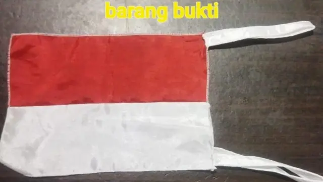 Barang bukti bendera yang digunakan RH ke leher seekor anjing.