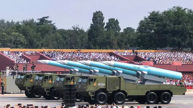 তিয়ান'আনমেন স্কোয়ারে ভি-ডে সামরিক কুচকাওয়াজে প্রদর্শিত রকেট বহনকারী চারটি ট্যাংক