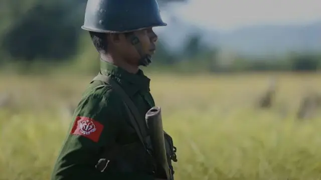 আরাকান আর্মির এক সদস্য সতর্ক পাহারায়