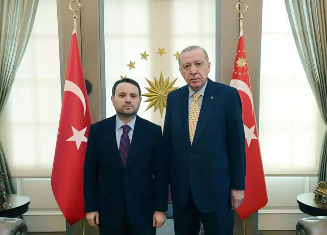 akın gürlek ve erdoğan ayakta yan yan poz veriyor.